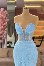 Robe de bal sirène bleu ciel sans manches à col en V et dentelle, de créateur