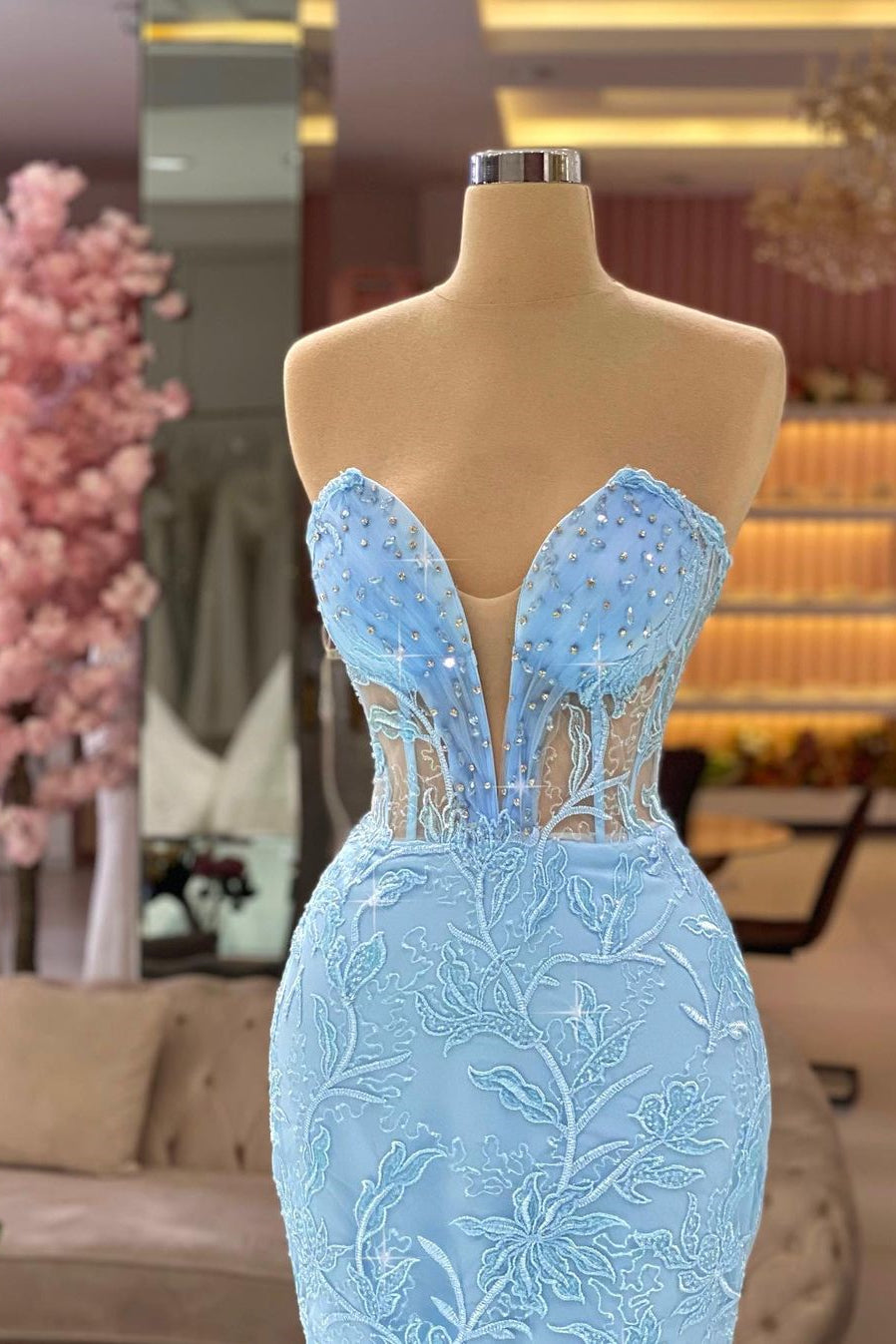 Robe de bal sirène bleu ciel sans manches à col en V et dentelle, de créateur