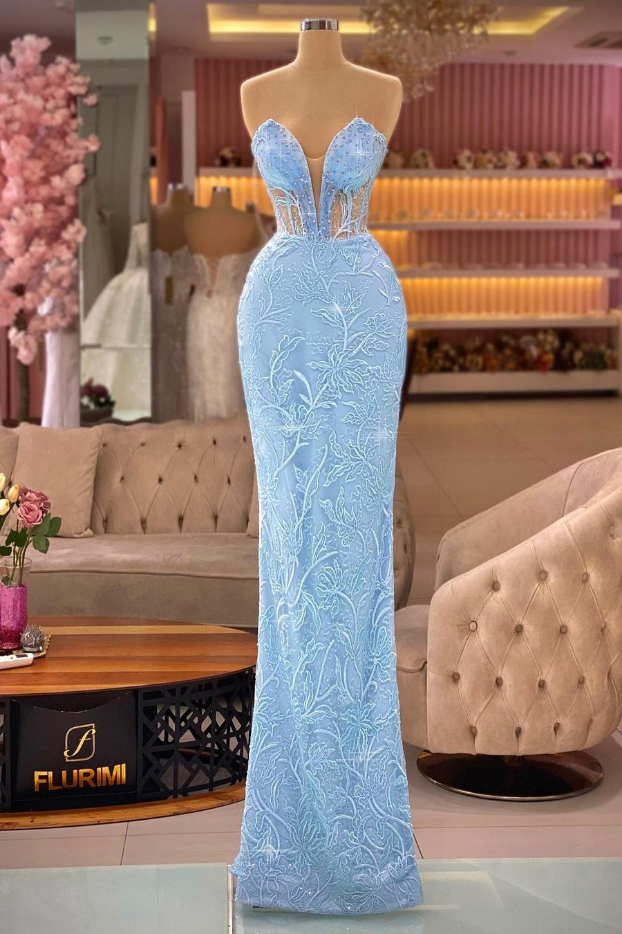 Robe de bal sirène bleu ciel sans manches à col en V et dentelle, de créateur