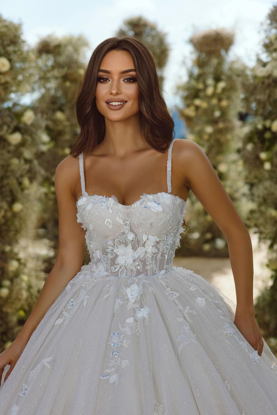 Vestido de novia largo de corte A, sin mangas, con apliques, tirantes finos y encaje.