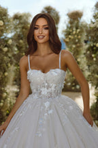 Vestido de novia largo de corte A, sin mangas, con apliques, tirantes finos y encaje.