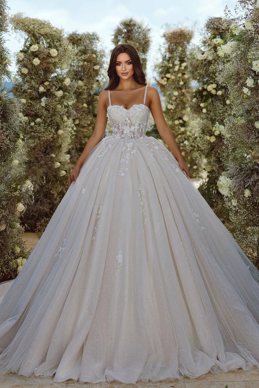Vestido de novia largo de corte A, sin mangas, con apliques, tirantes finos y encaje.