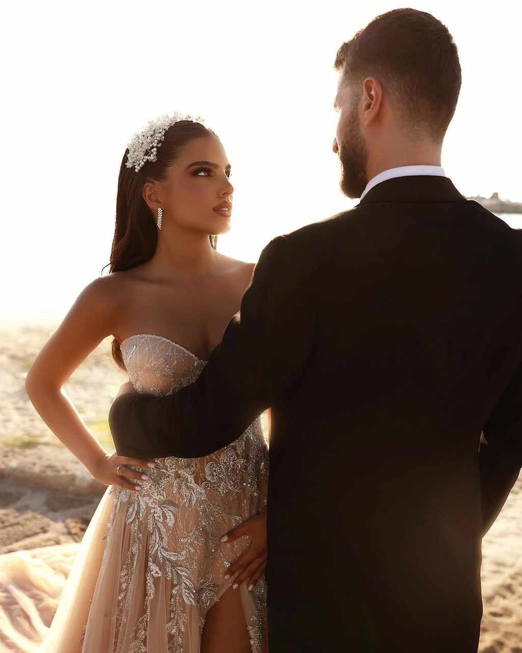 Robe de mariée longue en dentelle pailletée, coupe trapèze, décolleté cœur et fente. Créatrice.