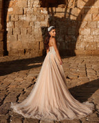 Robe de mariée longue en dentelle pailletée, coupe trapèze, décolleté cœur et fente. Créatrice.