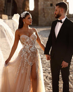 Robe de mariée longue en dentelle pailletée, coupe trapèze, décolleté cœur et fente. Créatrice.