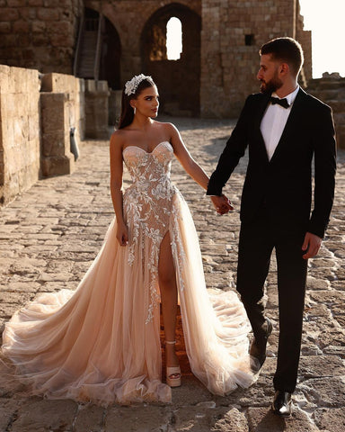 Vestido de novia largo de encaje brillante con escote corazón y corte en A, con abertura.