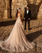 Robe de mariée longue en dentelle pailletée, coupe trapèze, décolleté cœur et fente. Créatrice.