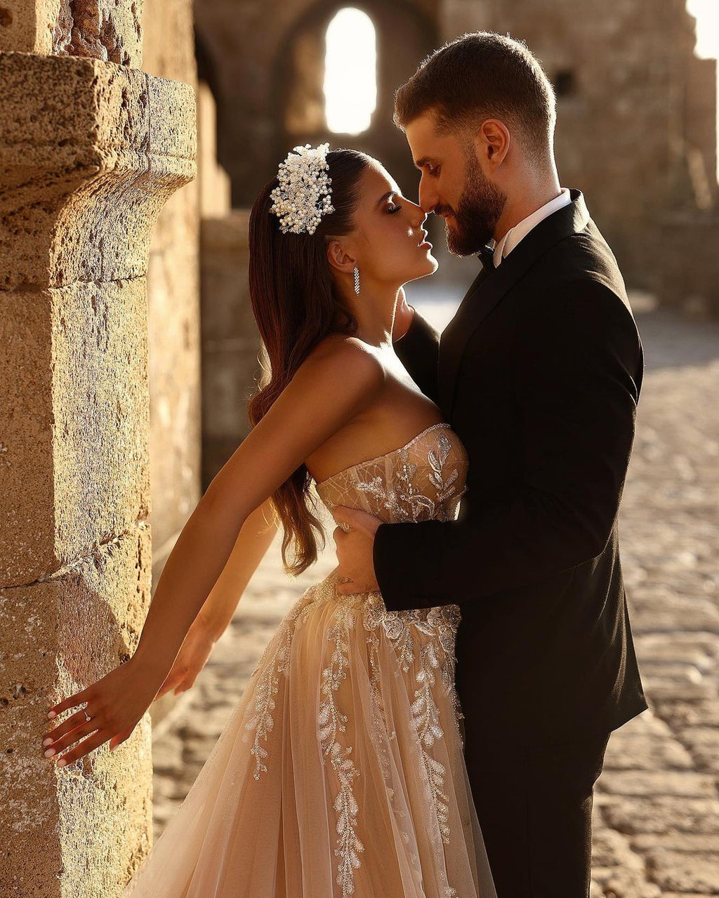 Robe de mariée longue en dentelle pailletée, coupe trapèze, décolleté cœur et fente. Créatrice.