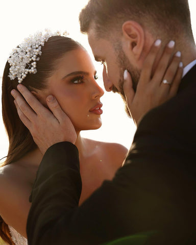 Vestido de novia largo de encaje brillante con escote corazón y corte en A, con abertura.