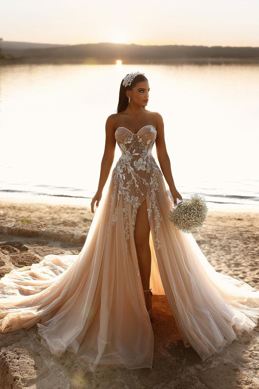 Robe de mariée longue en dentelle pailletée, coupe trapèze, décolleté cœur et fente. Créatrice.