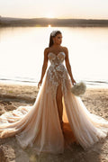 Robe de mariée longue en dentelle pailletée, coupe trapèze, décolleté cœur et fente. Créatrice.