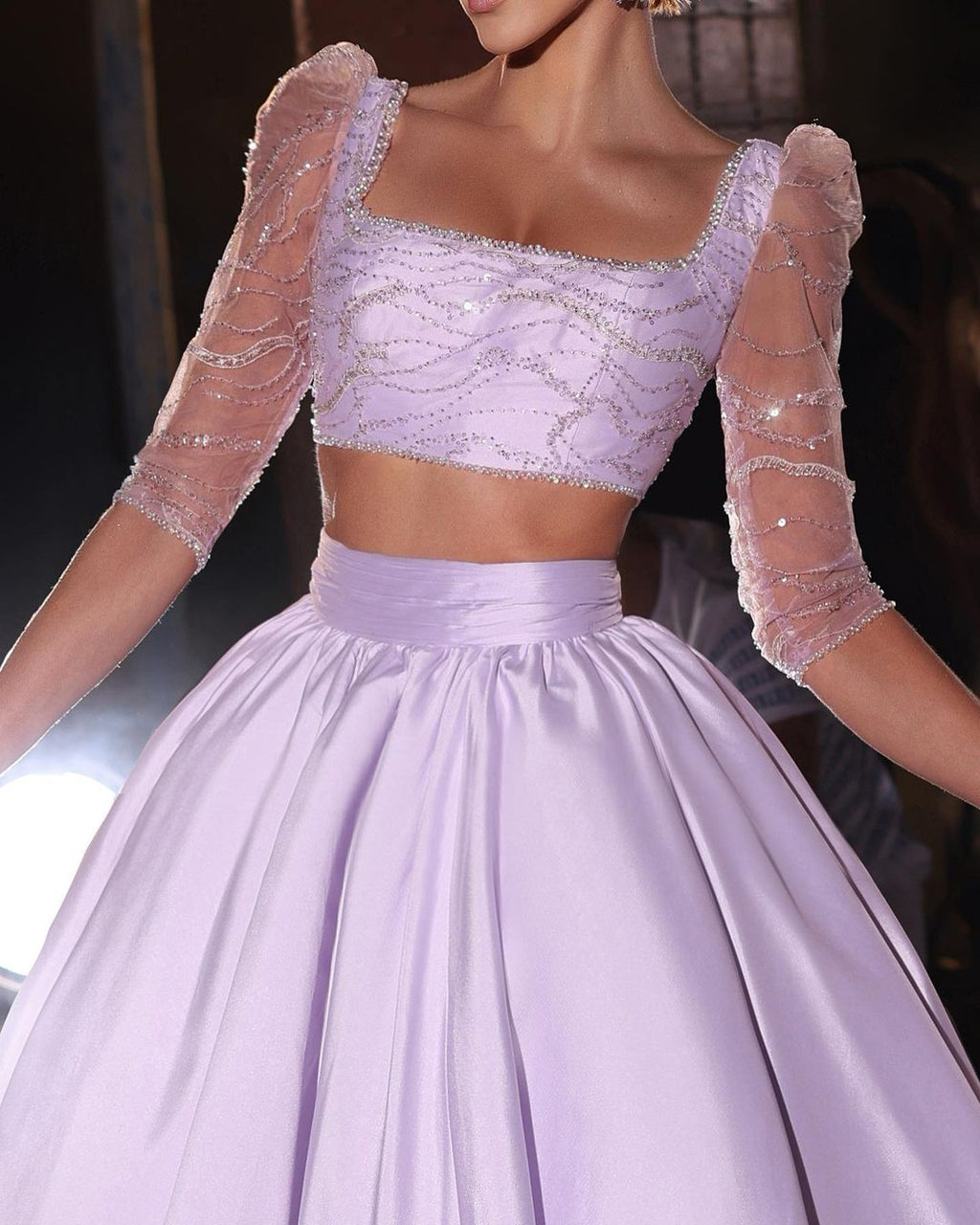 Vestido de fiesta de dos piezas de diseñador, corte en A, mangas tres cuartos y con cuentas.