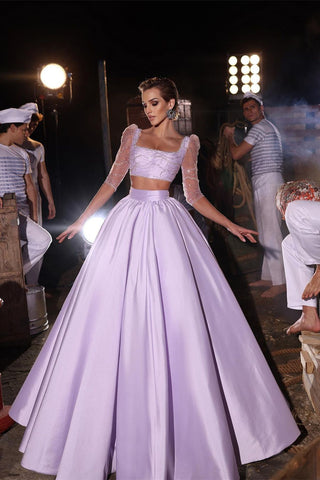 Vestido de fiesta de dos piezas de diseñador, corte en A, mangas tres cuartos y con cuentas.