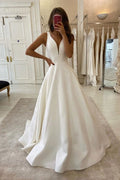 Robe de mariée de créateur décolleté en V | Robe de mariée coupe trapèze
