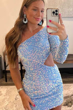 Robe de bal courte à une manche et découpe à paillettes