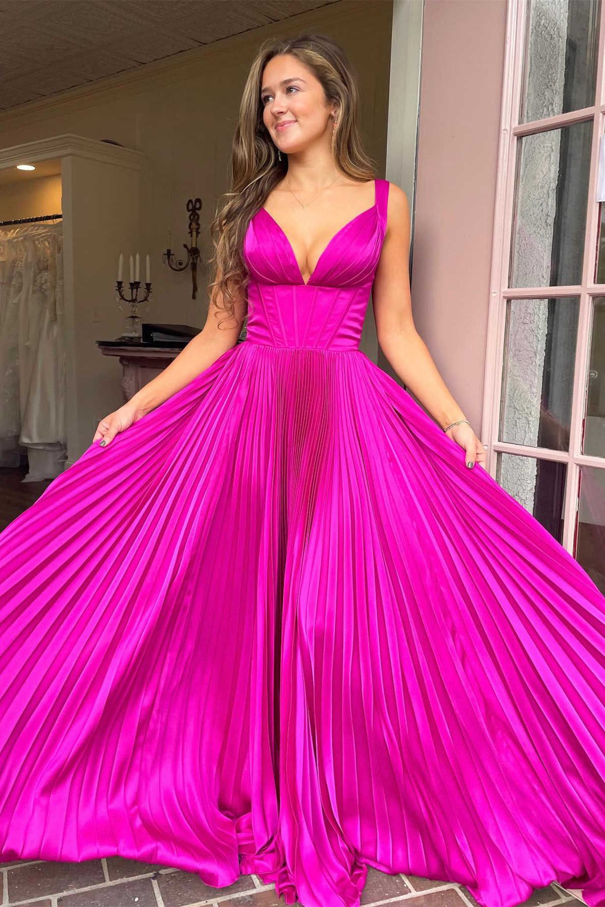 Vestido largo de fiesta plisado fucsia con escote en V y corte en A