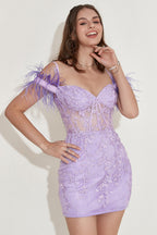 Vestido de fiesta con hombros descubiertos y plumas