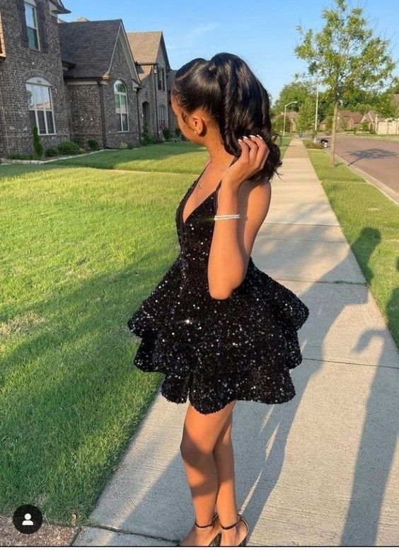 Vestido corto de cóctel negro brillante y sexy con espalda descubierta y lentejuelas escalonadas, ideal para fiestas de graduación o eventos nocturnos. Vestido negro para baile de bienvenida Y1504