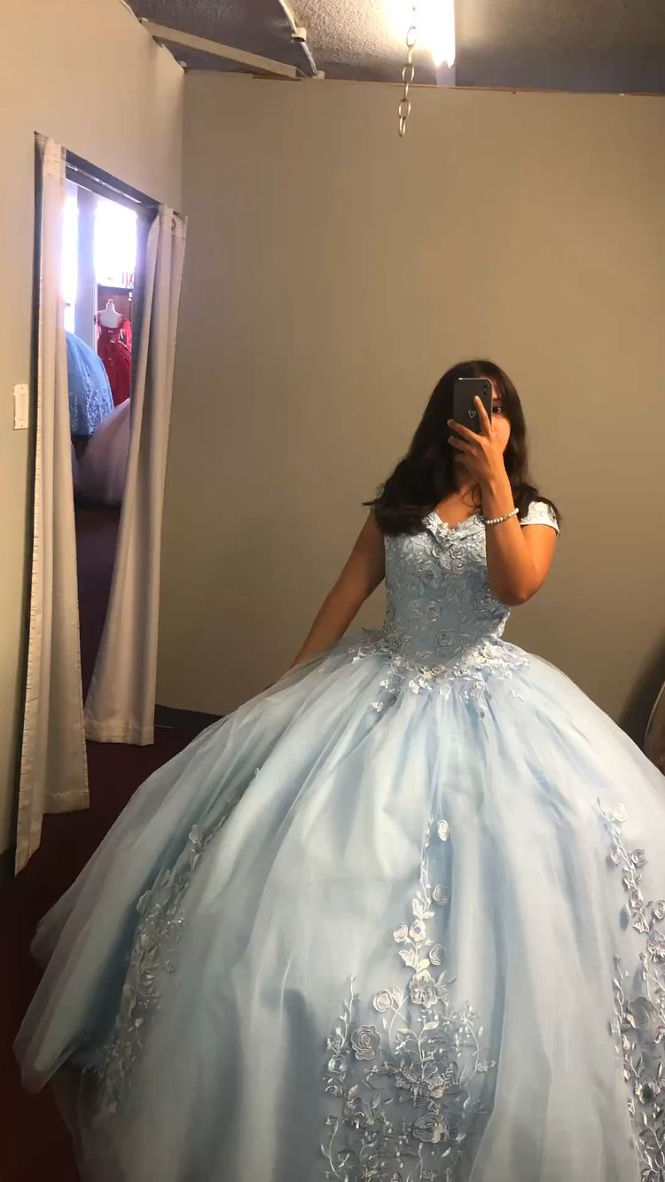 Vestido de quinceañera azul de encaje y tul con hombros descubiertos, vestido de baile azul con volumen para quinceañera Y1499