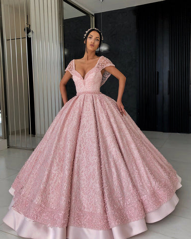 Robe de bal rose à manches courtes et perles