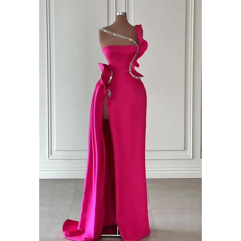 Vestido de noche largo de satén con cuentas y abertura asimétrica