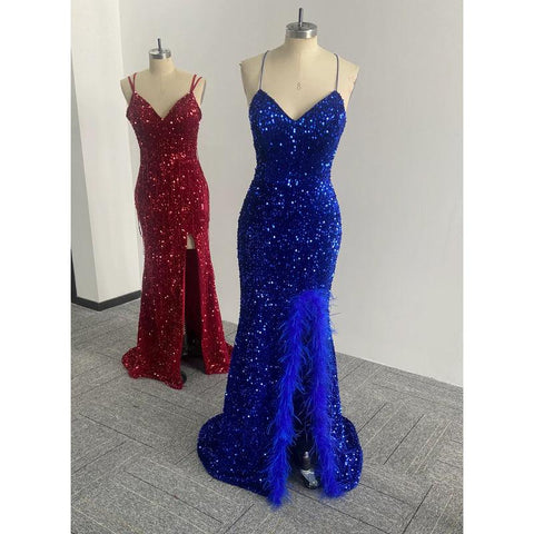 Robe de bal scintillante à bretelles spaghetti et fente latérale en plumes