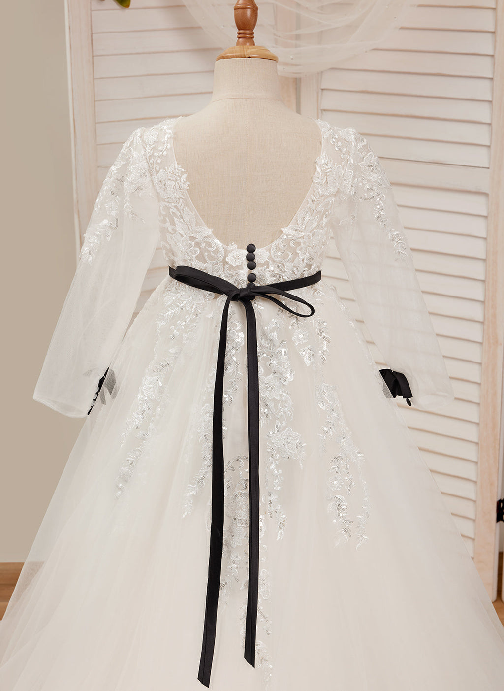 Vestido de niña de las flores para la Primera Comunión, corte en A, de tul con cola de barrido, color marfil. 