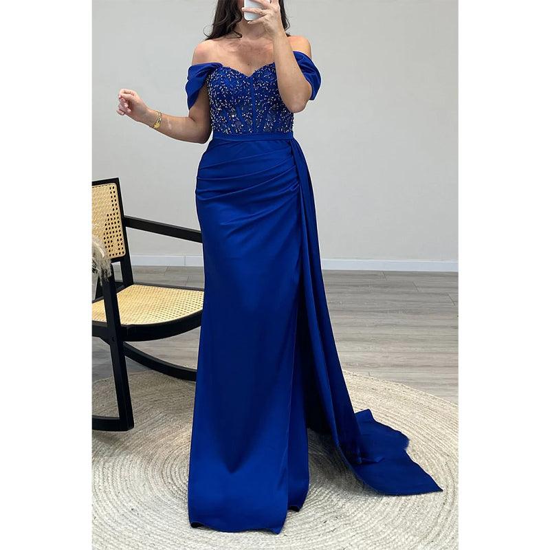 Vestido de noche largo con hombros descubiertos, corte tubo/columna y cuentas 