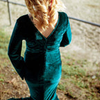 Vestido largo de terciopelo dorado para embarazadas, con escote en V y cola de sirena, ideal para sesiones de fotos.