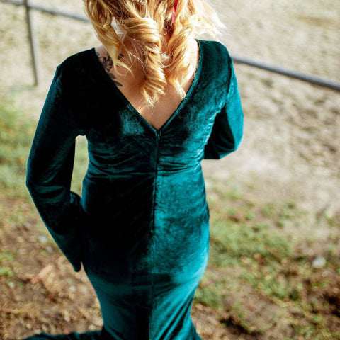 Vestido largo de terciopelo dorado para embarazadas, con escote en V y cola de sirena, ideal para sesiones de fotos.