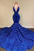 Elegante vestido de sirena azul con escote halter en V, lentejuelas, abertura frontal, sin mangas y largo hasta el suelo.
