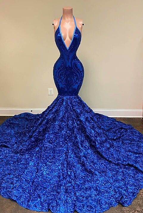 Elegante vestido de sirena azul con escote halter en V, lentejuelas, abertura frontal, sin mangas y largo hasta el suelo.