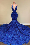 Elegante vestido de sirena azul con escote halter en V, lentejuelas, abertura frontal, sin mangas y largo hasta el suelo.