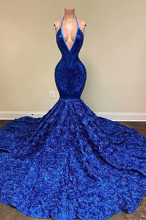 Elegante vestido de sirena azul con escote halter en V, lentejuelas, abertura frontal, sin mangas y largo hasta el suelo.