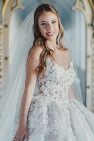 Elegante vestido de novia de tul sin mangas con escote corazón y encaje. 