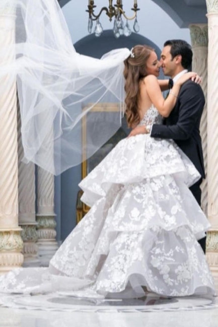 Elegante vestido de novia de tul sin mangas con escote corazón y encaje. 
