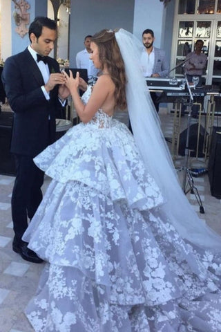 Elegante vestido de novia de tul sin mangas con escote corazón y encaje. 