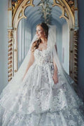 Elegante vestido de novia de tul sin mangas con escote corazón y encaje. 