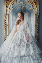 Elegante vestido de novia de tul sin mangas con escote corazón y encaje. 