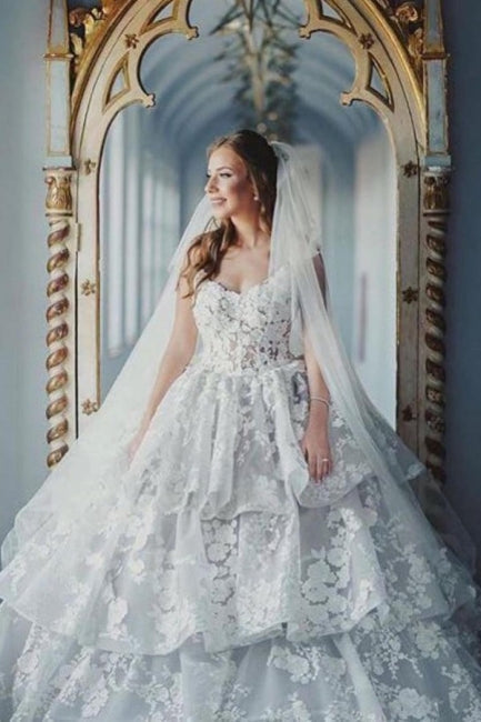Elegante vestido de novia de tul sin mangas con escote corazón y encaje. 