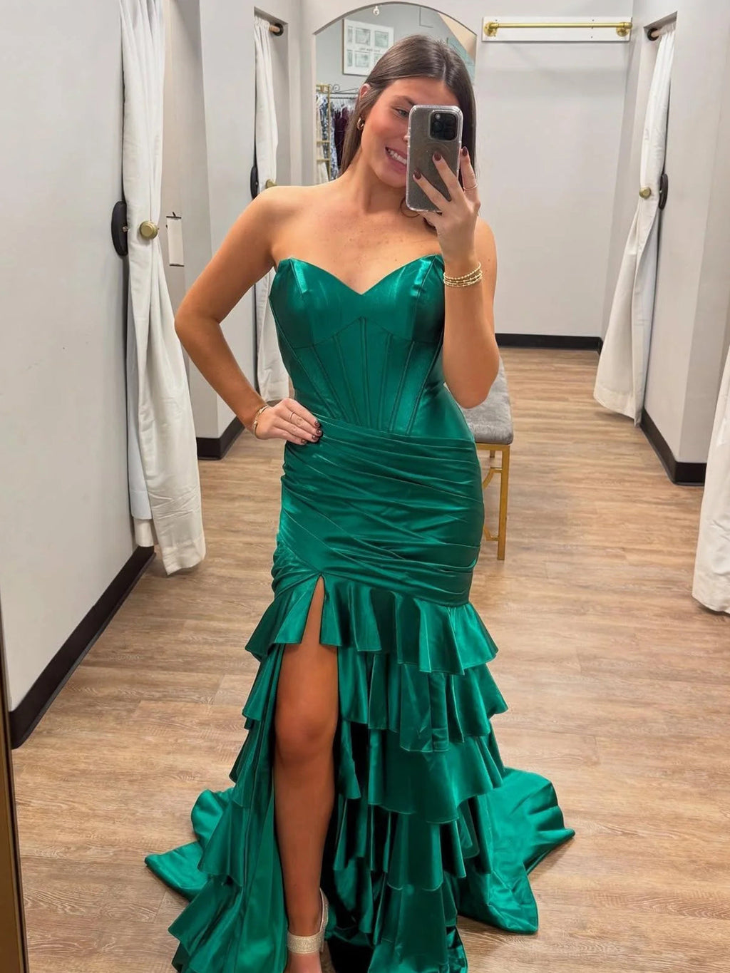 Diya | Robe de bal longue sirène bustier en satin à volants et fente
