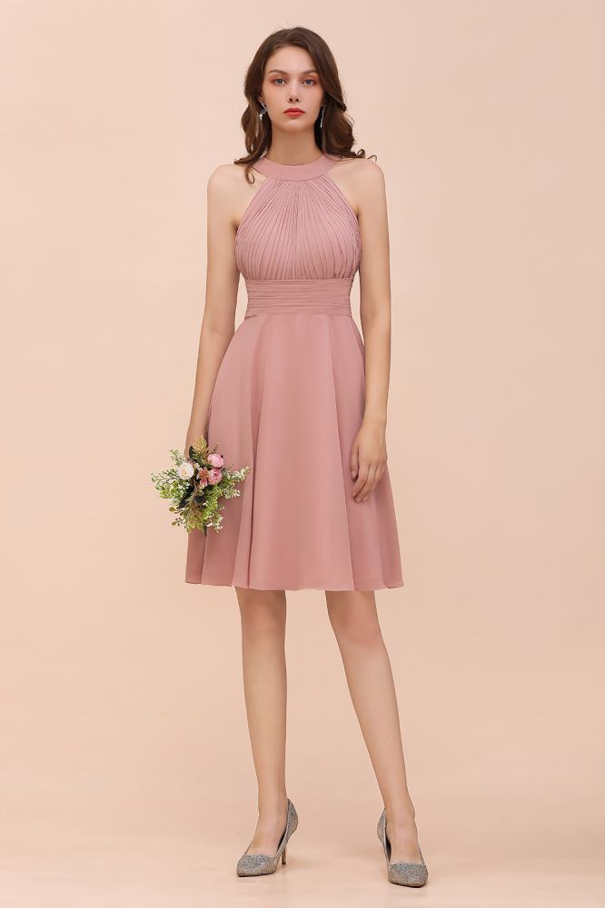 Vestido de dama de honor rosa empolvado hasta la rodilla, de gasa con cuello halter.