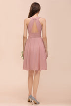 Vestido de dama de honor rosa empolvado hasta la rodilla, de gasa con cuello halter.