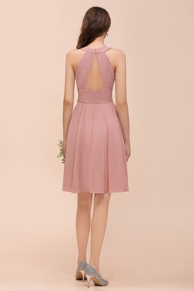 Vestido de dama de honor rosa empolvado hasta la rodilla, de gasa con cuello halter.