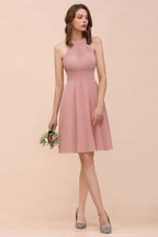 Vestido de dama de honor rosa empolvado hasta la rodilla, de gasa con cuello halter.