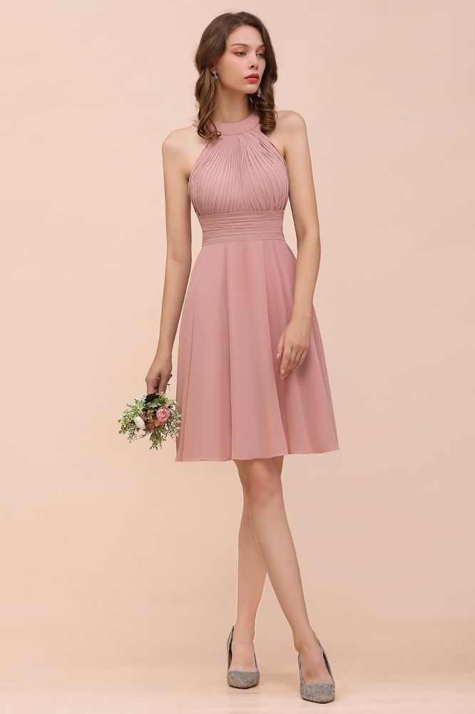 Vestido de dama de honor rosa empolvado hasta la rodilla, de gasa con cuello halter.