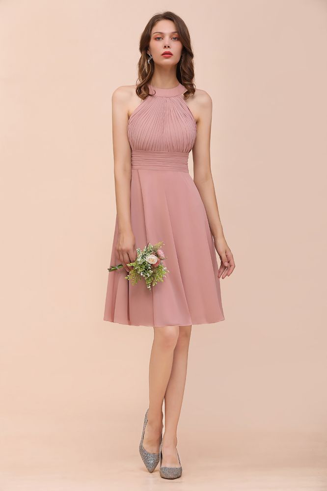 Vestido de dama de honor rosa empolvado hasta la rodilla, de gasa con cuello halter.