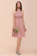 Vestido de dama de honor rosa empolvado hasta la rodilla, de gasa con cuello halter.