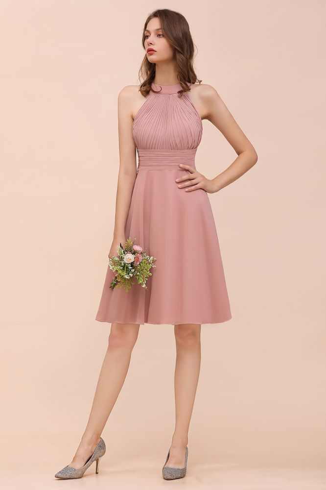 Vestido de dama de honor rosa empolvado hasta la rodilla, de gasa con cuello halter.