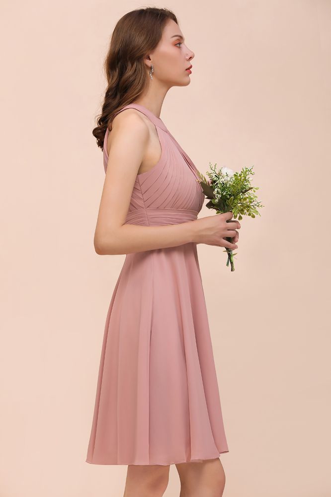 Vestido de dama de honor rosa empolvado hasta la rodilla, de gasa con cuello halter.